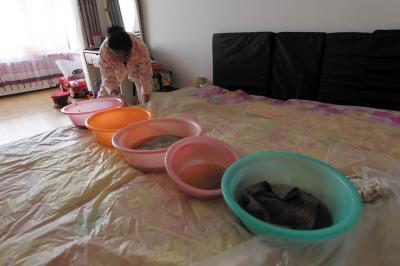 陇川楼上漏水，住户失联，小区没物管，业主维权难！律师来支招……
